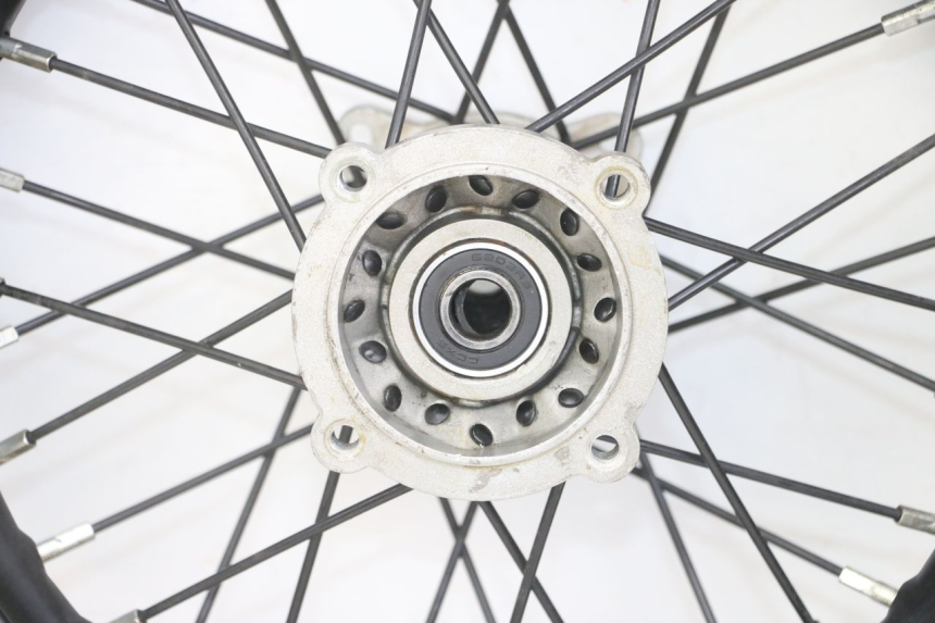 photo de LLANTA TRASERA Y NEUMÁTICO APOLLO RXF 125 - Características distintivas