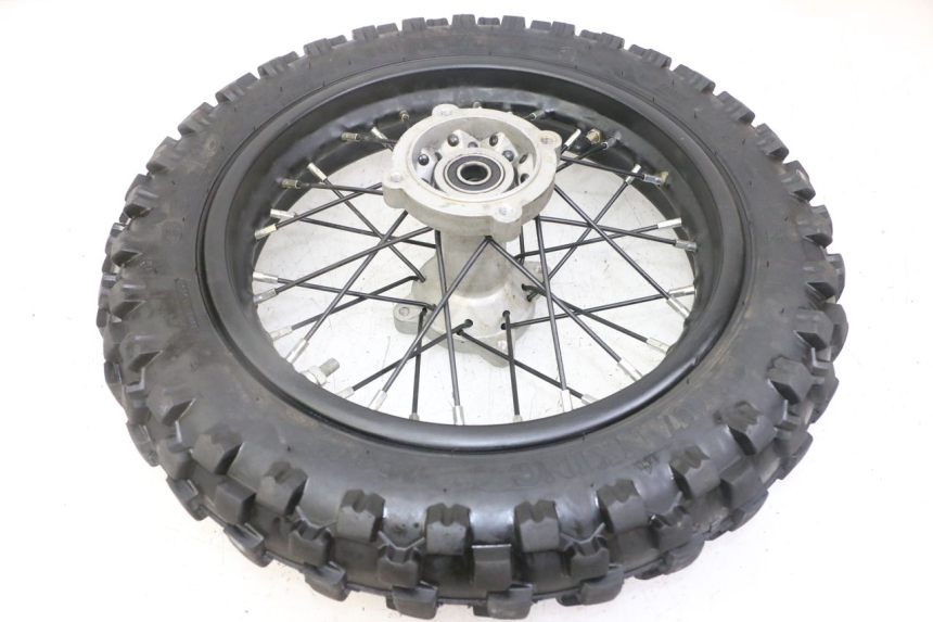 photo de LLANTA TRASERA Y NEUMÁTICO APOLLO RXF 125 - Primer plano técnico