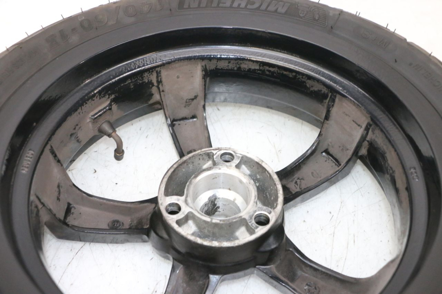 photo de LLANTA TRASERA Y NEUMÁTICO PEUGEOT SATELIS 125 (2013 - 2018) - Primer plano técnico