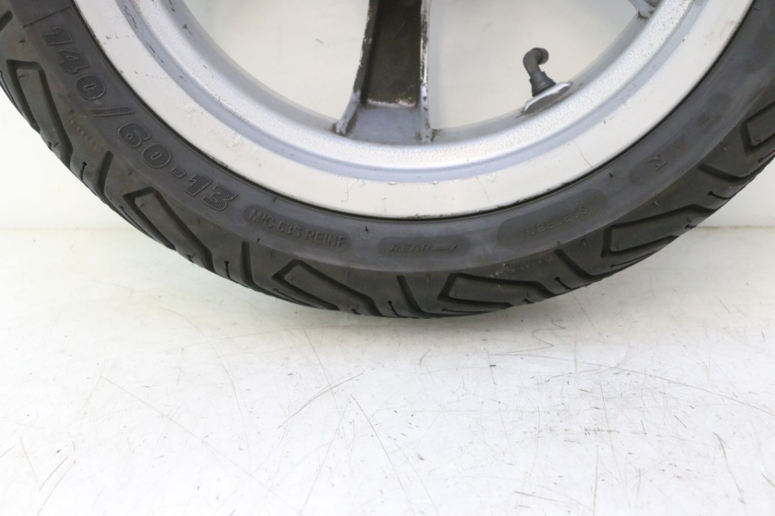 photo de LLANTA TRASERA Y NEUMÁTICO PEUGEOT SATELIS 125 (2013 - 2018) - Características distintivas