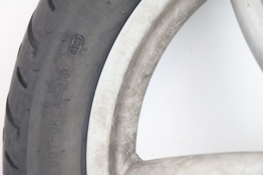 photo de LLANTA TRASERA Y NEUMÁTICO APRILIA SCARABEO GT 125 (1999 - 2007) - Primer plano técnico