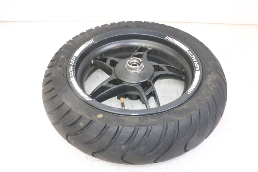 photo de LLANTA TRASERA Y NEUMÁTICO KSR SIRION 4T 50 (2018 - 2025) - Primer plano técnico