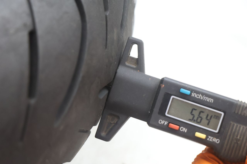photo de LLANTA TRASERA Y NEUMÁTICO RIDE SLASH 2T 50 (2012 - 2014) - Primer plano de alta resolución