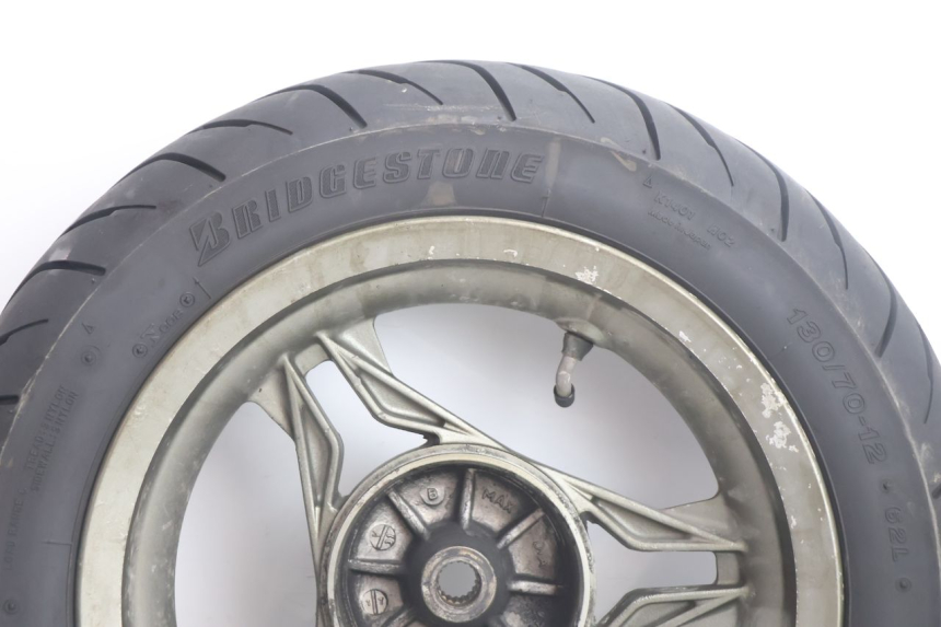 photo de LLANTA TRASERA Y NEUMÁTICO RIDE SLASH 2T 50 (2012 - 2014) - Detalles de los puntos de fijación