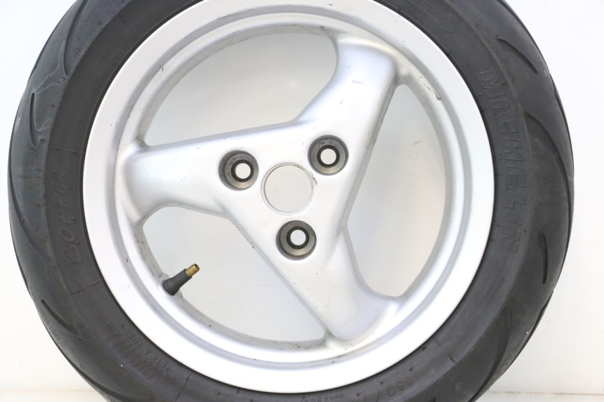 photo de LLANTA TRASERA Y NEUMÁTICO PEUGEOT SPEEDFIGHT LC 50 (1996 - 2002) - Primer plano de alta resolución
