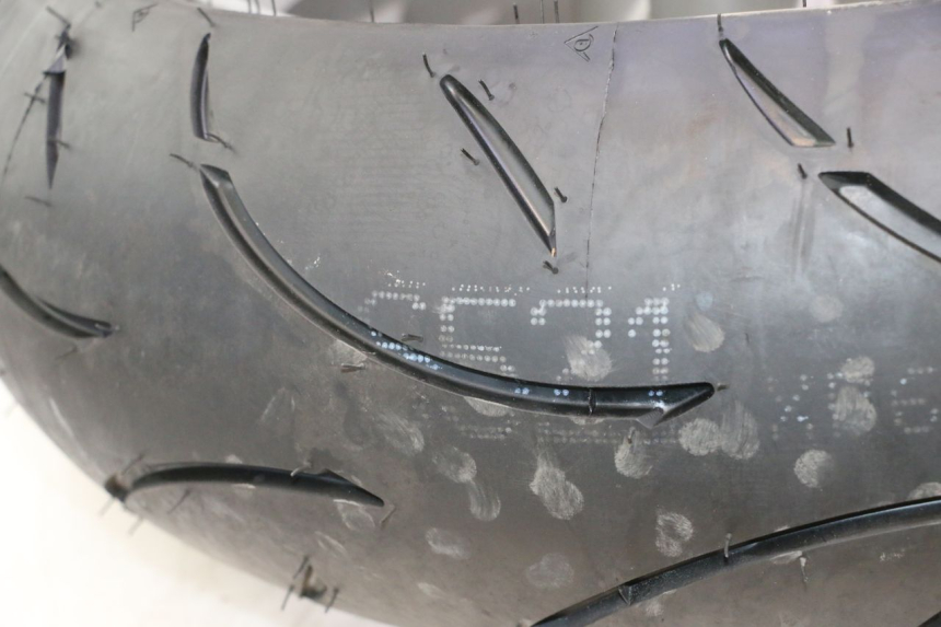 photo de LLANTA TRASERA Y NEUMÁTICO DUCATI SS IE DS CARENEE 1000 (2002 - 2006) - Estado de la superficie y material