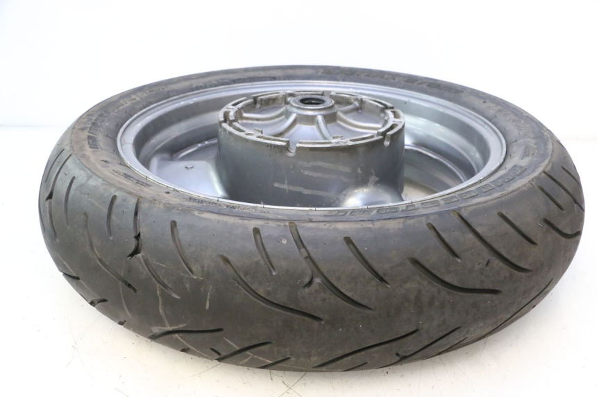 photo de LLANTA TRASERA Y NEUMÁTICO HONDA ST PAN EUROPEAN 1100 (1990 - 2002) - Primer plano de alta resolución