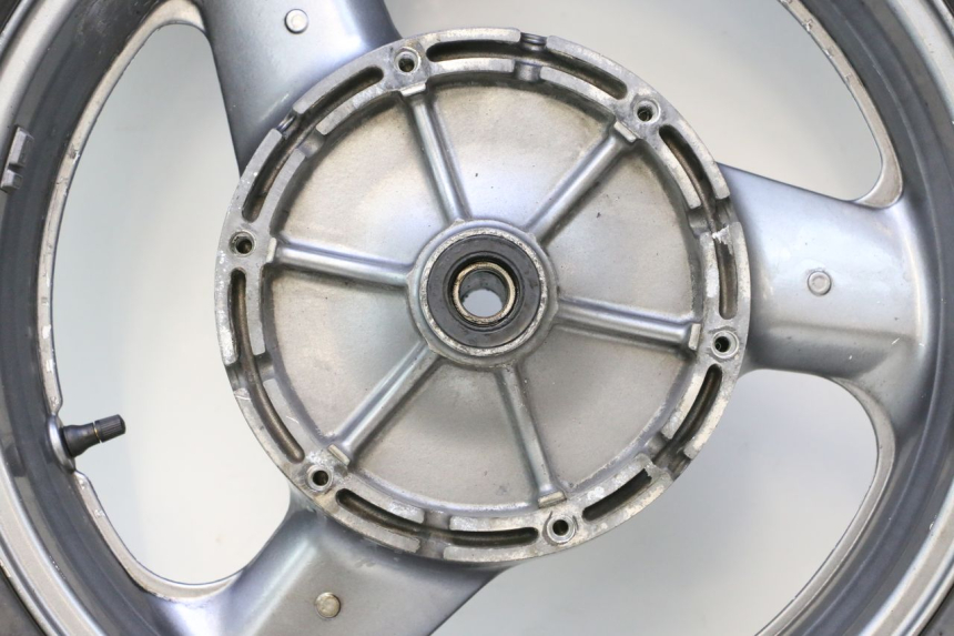 photo de LLANTA TRASERA Y NEUMÁTICO HONDA ST PAN EUROPEAN 1100 (1990 - 2002) - Primer plano técnico