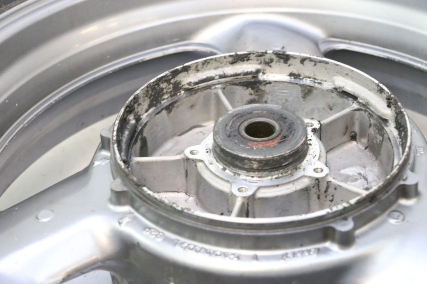 photo de LLANTA TRASERA Y NEUMÁTICO HONDA ST PAN EUROPEAN 1100 (1990 - 2002) - Estado de la superficie y material