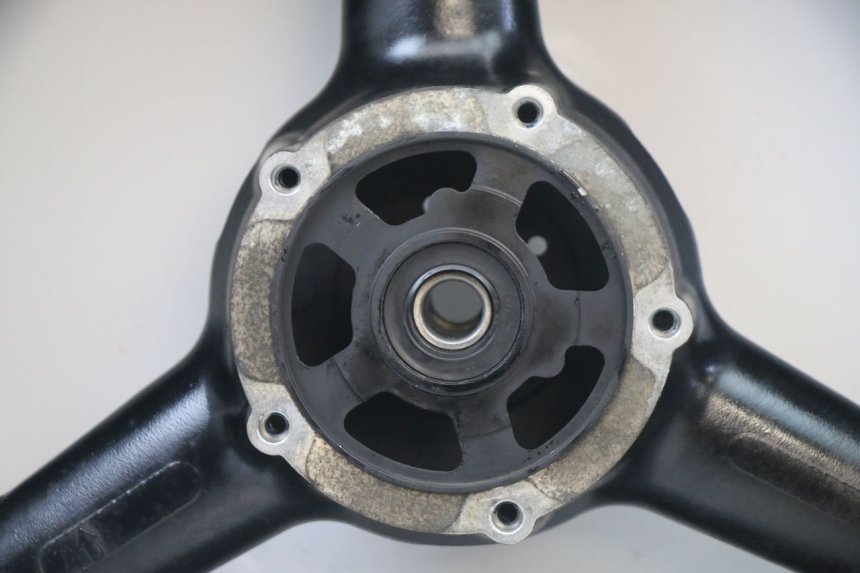 photo de LLANTA TRASERA Y NEUMÁTICO SUZUKI GSX F GSXF 650 (2007 - 2015) - Primer plano técnico