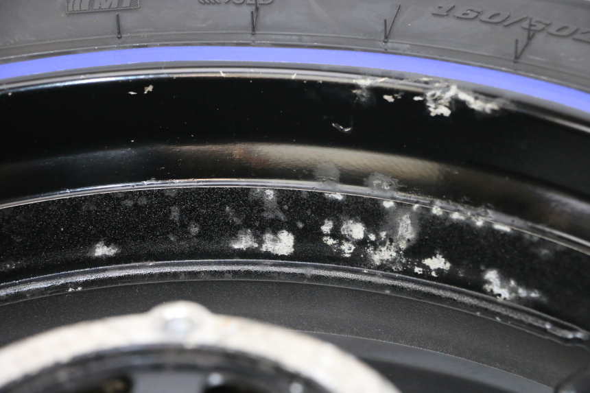 photo de LLANTA TRASERA Y NEUMÁTICO SUZUKI GSX F GSXF 650 (2007 - 2015) - Zoom sobre los componentes