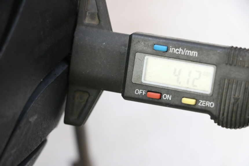 photo de LLANTA TRASERA Y NEUMÁTICO SUZUKI GSX F GSXF 650 (2007 - 2015) - Primer plano de alta resolución