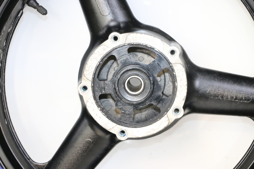 photo de LLANTA TRASERA Y NEUMÁTICO SUZUKI GSX F GSXF 650 (2007 - 2015) - Primer plano técnico