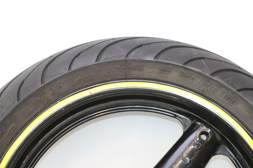 photo de LLANTA TRASERA Y NEUMÁTICO SUZUKI SV S 650 (2003 - 2009) - Primer plano de alta resolución