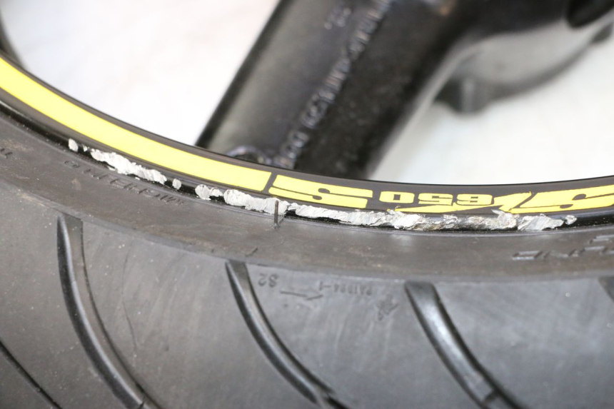 photo de LLANTA TRASERA Y NEUMÁTICO SUZUKI SV S 650 (2003 - 2009) - Primer plano técnico