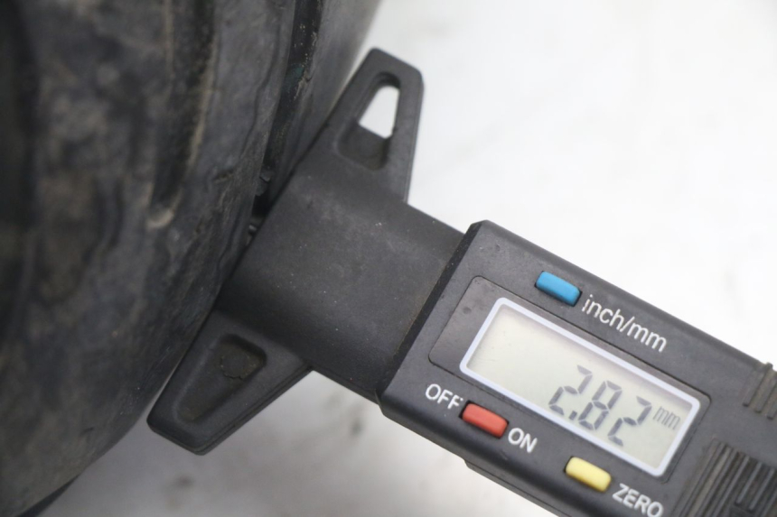 photo de LLANTA TRASERA Y NEUMÁTICO PEUGEOT VIVACITY NEW 2T 50 (2008 - 2017) - Primer plano de alta resolución