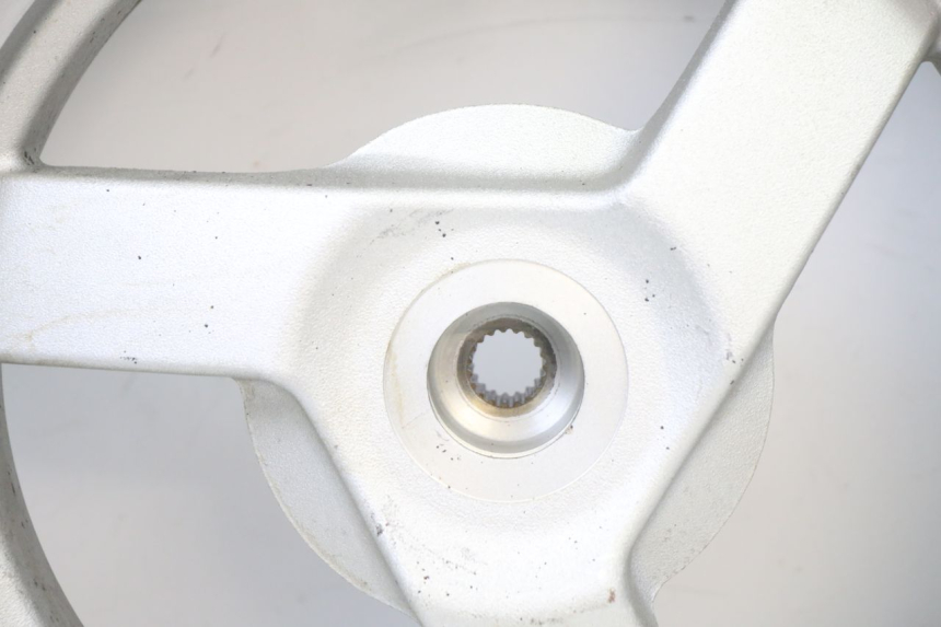 photo de LLANTA TRASERA Y NEUMÁTICO PEUGEOT VIVACITY NEW 2T 50 (2008 - 2017) - Primer plano técnico