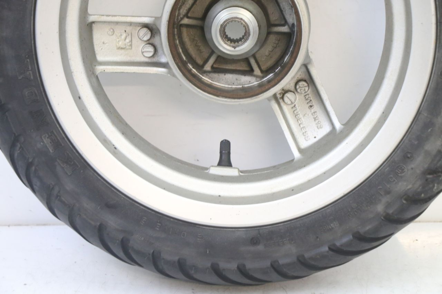 photo de LLANTA TRASERA Y NEUMÁTICO PEUGEOT VIVACITY NEW 2T 50 (2008 - 2017) - Recambio usado revisado