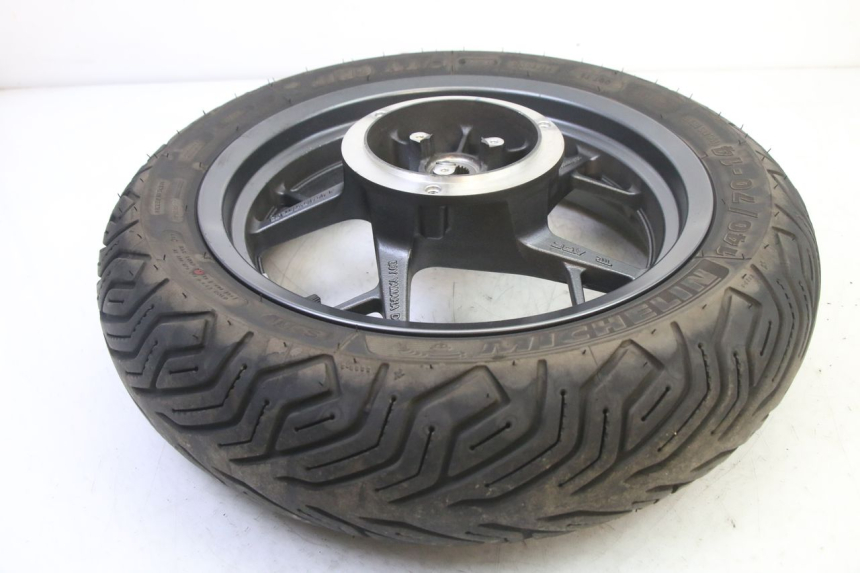 photo de LLANTA TRASERA Y NEUMÁTICO YAMAHA XMAX X-MAX 125 (2021 - 2025) - Detalle de la pieza