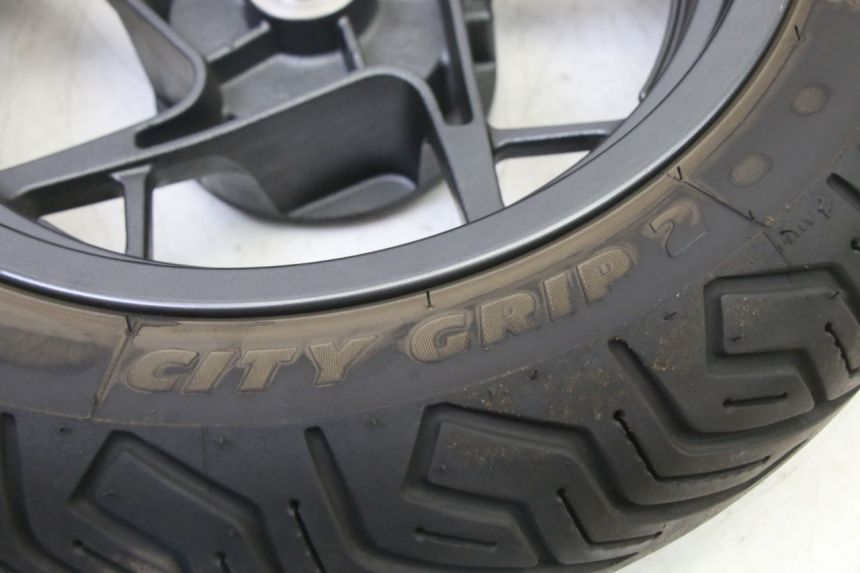 photo de LLANTA TRASERA Y NEUMÁTICO YAMAHA XMAX X-MAX 125 (2021 - 2025) - Características distintivas