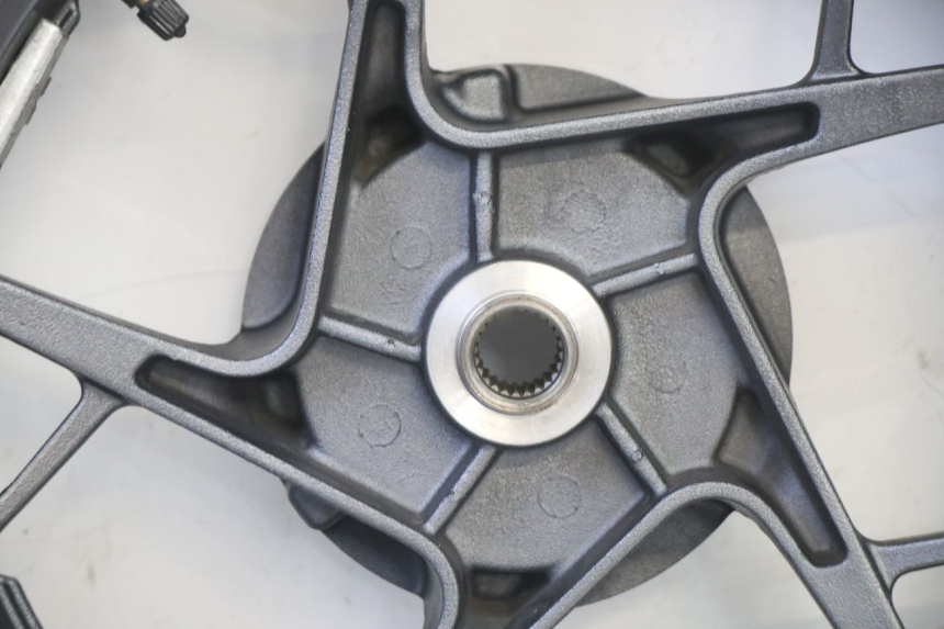 photo de LLANTA TRASERA Y NEUMÁTICO YAMAHA XMAX X-MAX 125 (2021 - 2025) - Marcados y referencias originales