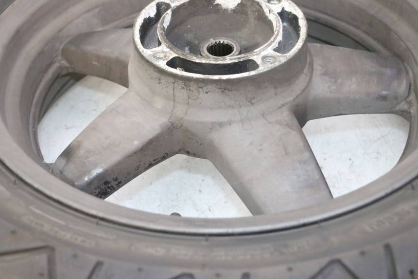 photo de LLANTA TRASERA Y NEUMÁTICO YAMAHA X-MAX XMAX 125 (2010 - 2013) - Primer plano técnico