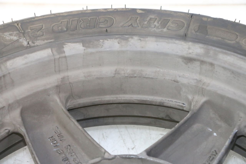 photo de LLANTA TRASERA Y NEUMÁTICO YAMAHA X-MAX XMAX 125 (2010 - 2013) - Detalles de los puntos de fijación