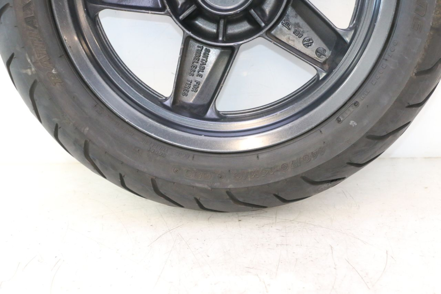 photo de LLANTA TRASERA Y NEUMÁTICO YAMAHA XMAX X-MAX 125 (2006 - 2009) - Zoom sobre los componentes