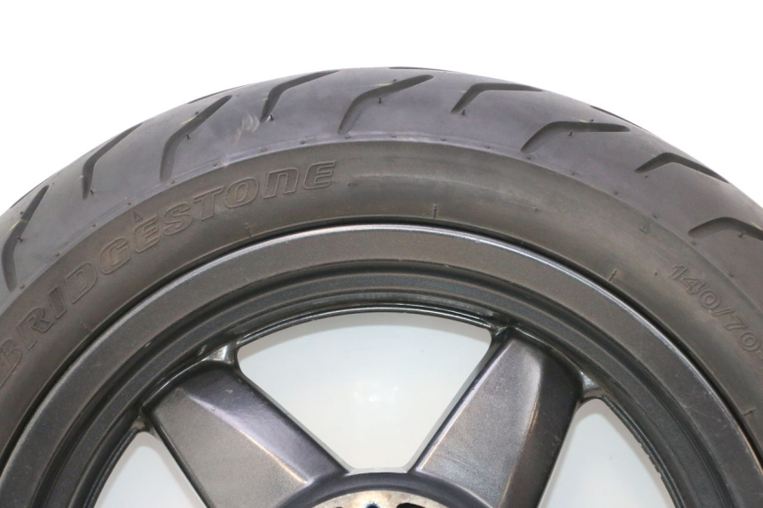 photo de LLANTA TRASERA Y NEUMÁTICO YAMAHA XMAX X-MAX 125 (2006 - 2009) - Enfoque en la estructura