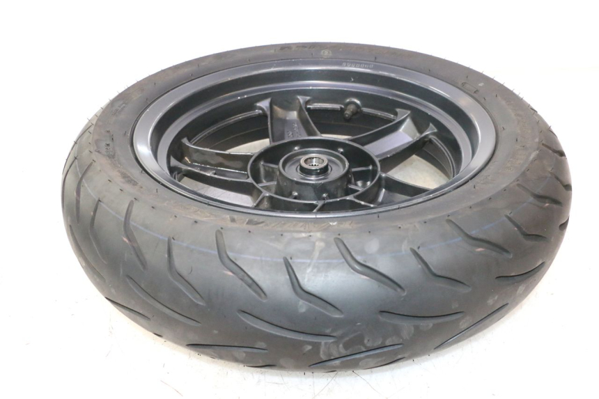 photo de LLANTA TRASERA Y NEUMÁTICO YAMAHA XMAX X-MAX 125 (2006 - 2009) - Primer plano técnico