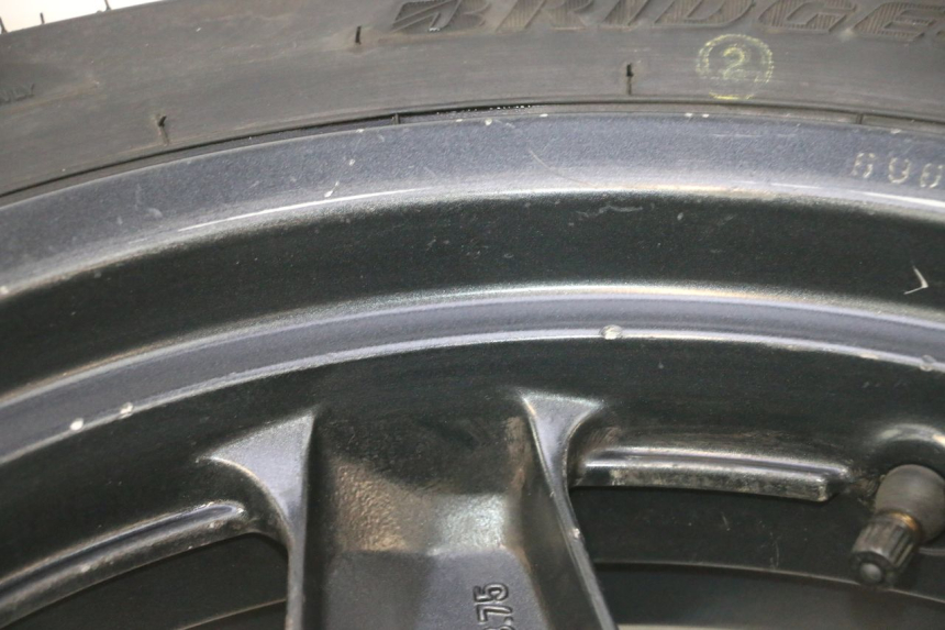photo de LLANTA TRASERA Y NEUMÁTICO YAMAHA XMAX X-MAX 125 (2006 - 2009) - Detalles de los puntos de fijación