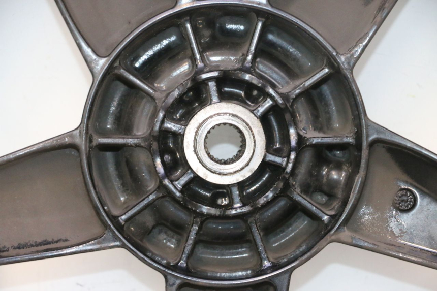 photo de LLANTA TRASERA Y NEUMÁTICO YAMAHA X-MAX XMAX 125 (2010 - 2013) - Primer plano técnico