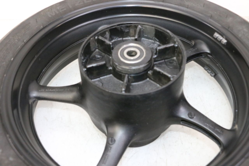 photo de LLANTA TRASERA Y NEUMÁTICO YAMAHA XJ6 ABS 600 (2008 - 2016) - Primer plano técnico