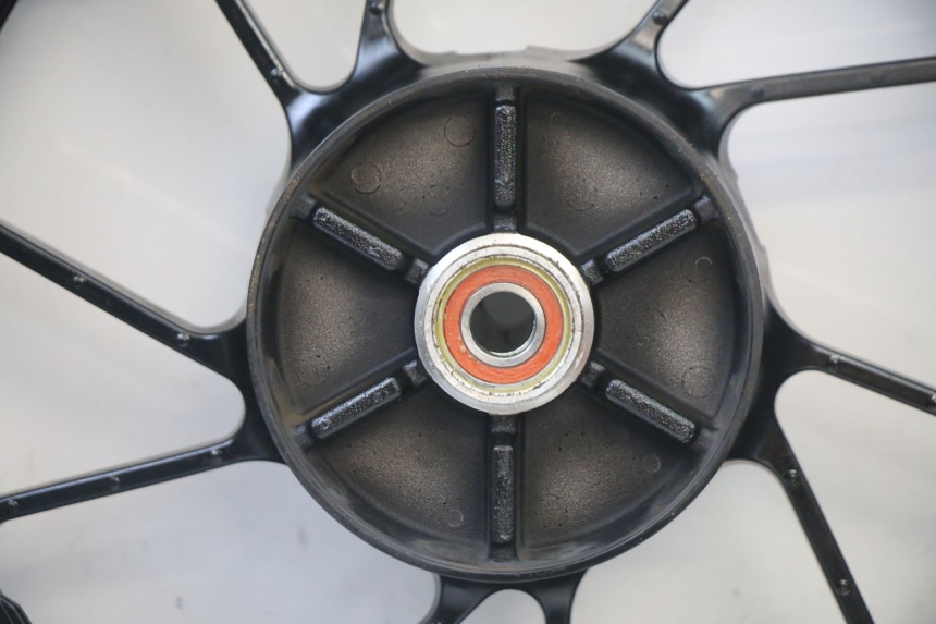 photo de LLANTA TRASERA Y NEUMÁTICO YAMAHA TRACER 7 700 (2020 - 2024) - Primer plano técnico