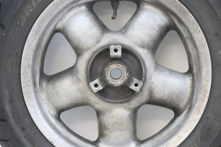 photo de LLANTA TRASERA Y NEUMÁTICO YAMAHA YP MAJESTY 125 (2002 - 2006) - Primer plano de alta resolución