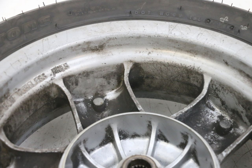 photo de LLANTA TRASERA Y NEUMÁTICO YAMAHA YP MAJESTY 125 (2002 - 2006) - Primer plano técnico