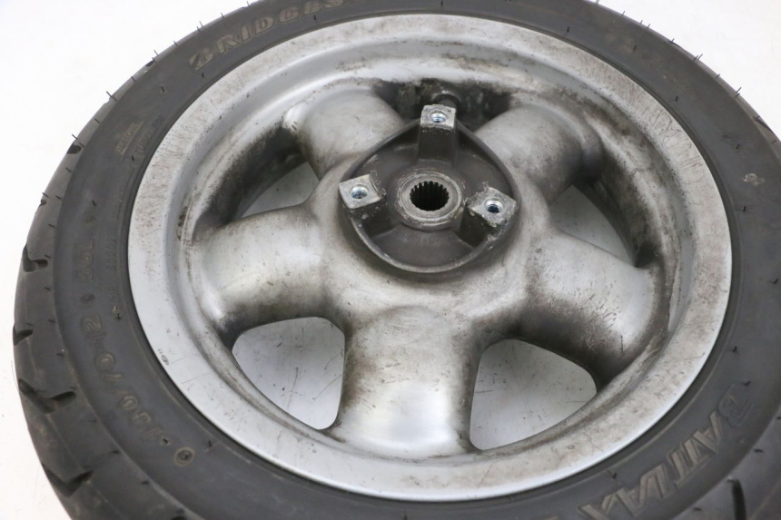 photo de LLANTA TRASERA Y NEUMÁTICO YAMAHA YP MAJESTY 125 (2002 - 2006) - Estado de la superficie y material