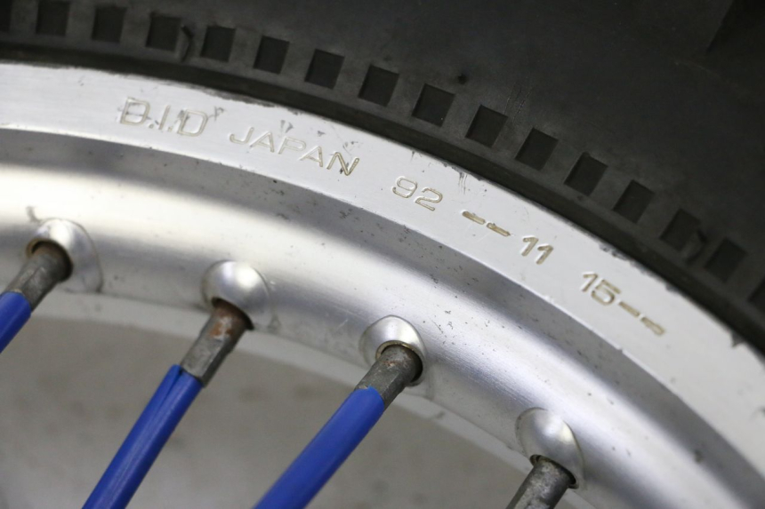 photo de LLANTA TRASERA Y NEUMÁTICO YAMAHA YZ 85 (2002 - 2018) - Primer plano técnico