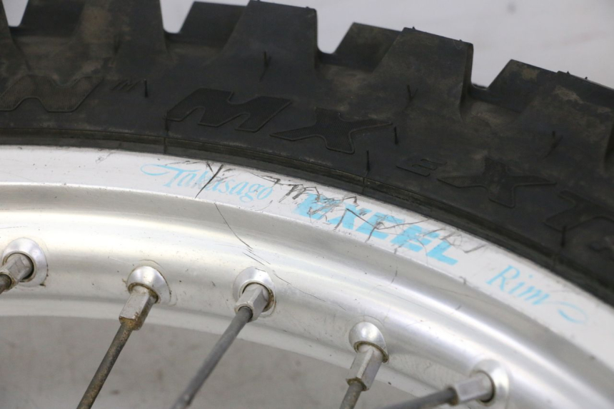 photo de LLANTA TRASERA Y NEUMÁTICO YAMAHA YZF YZ-F 450 (2014 - 2016) - Primer plano de alta resolución