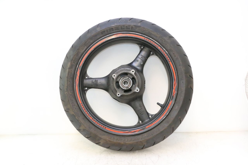 photo de LLANTA TRASERA Y NEUMÁTICO KAWASAKI ZX-6R ZX6R 600 (1995 - 1997) - Primer plano de alta resolución