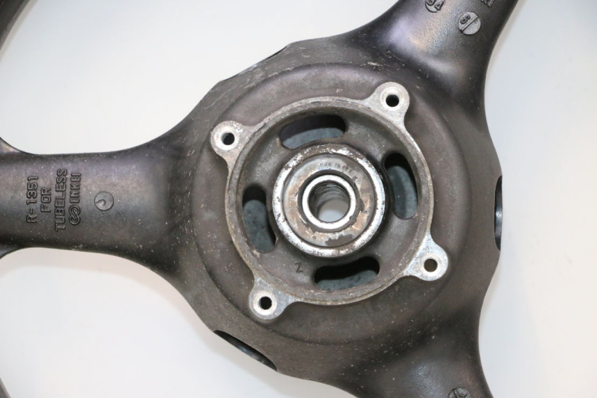 photo de LLANTA TRASERA Y NEUMÁTICO KAWASAKI ZX-6R ZX6R 600 (1995 - 1997) - Enfoque en la estructura