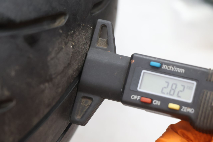 photo de LLANTA TRASERA Y NEUMÁTICO KAWASAKI ZX-6R ZX6R 600 (2000 - 2002) - Detalles de los puntos de fijación
