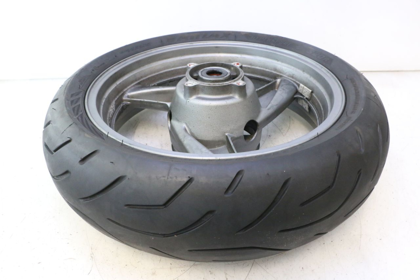 photo de LLANTA TRASERA Y NEUMÁTICO KAWASAKI ZZR 600 (1995 - 2004) - Primer plano de alta resolución