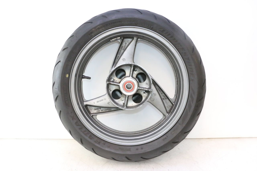 photo de LLANTA TRASERA Y NEUMÁTICO KAWASAKI ZZR 600 (1995 - 2004) - Primer plano técnico