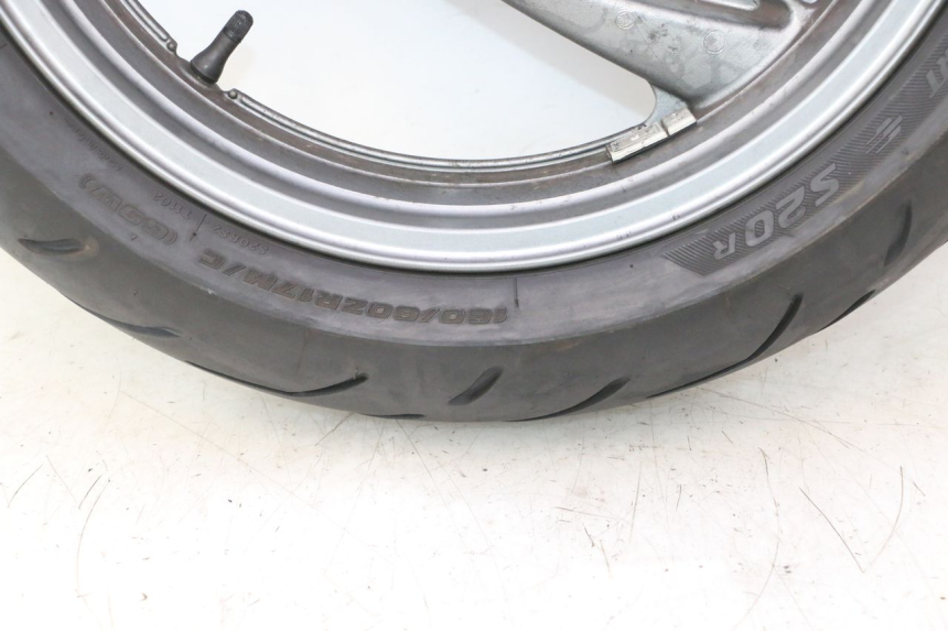 photo de LLANTA TRASERA Y NEUMÁTICO KAWASAKI ZZR 600 (1995 - 2004) - Estado de la superficie y material