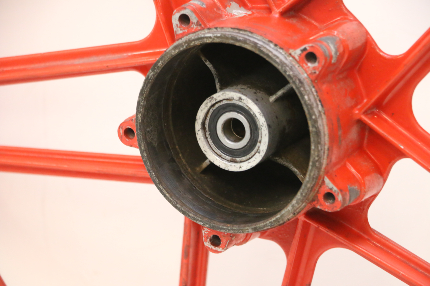 photo de LLANTA TRASERA PEUGEOT 103 SPX CLIP 50 (1989 - 1992) - Primer plano técnico