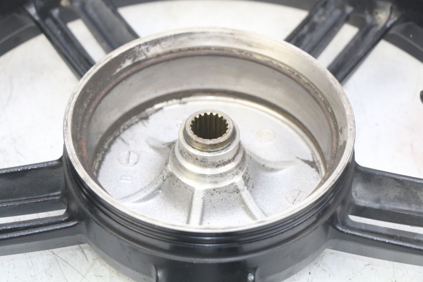 photo de LLANTA TRASERA KYMCO AGILITY 16+ 4T 50 (2018 - 2023) - Primer plano de alta resolución