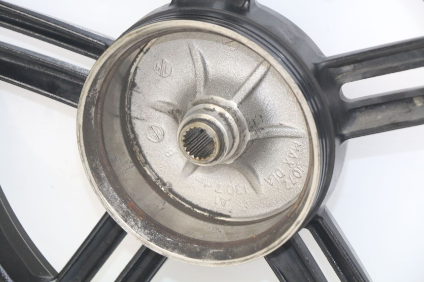 photo de LLANTA TRASERA KYMCO AGILITY 16+ 4T 50 (2018 - 2023) - Primer plano técnico