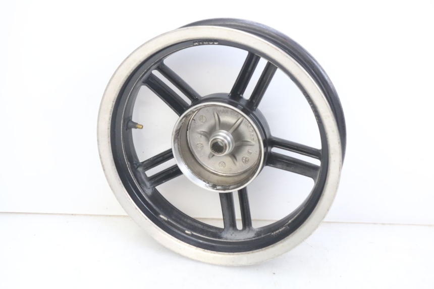 photo de LLANTA TRASERA KYMCO AGILITY 16+ 4T 50 (2018 - 2023) - Primer plano técnico