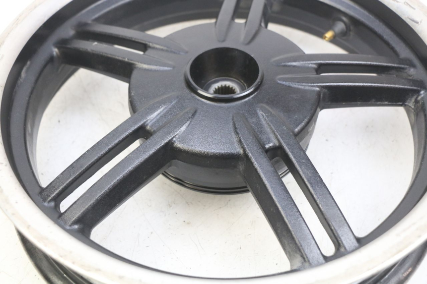 photo de LLANTA TRASERA KYMCO AGILITY 16+ 4T 50 (2018 - 2023) - Estado de la superficie y material